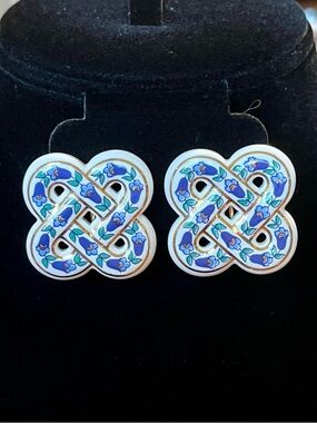 VTG Avon Porcelain Celtic Knot Floral Clip-On Earrings Blue White Gold